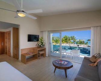 Serenading Beachfront Junior Suite: Puerto Plata Resort - Puerto Plata - Living room
