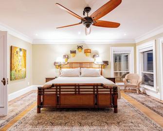 Historic Lakefront Home with Amazing Views of Lake Erie! - Eastlake - Bedroom