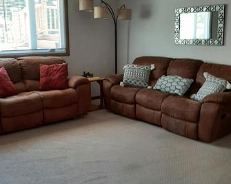 Cozy, Quiet Urban Retreat - Grand Rapids - Living room