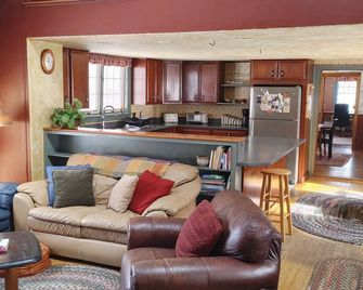 Charming 1700s Farm House on Beautiful 100 Acre Estate - Royalton - Living room