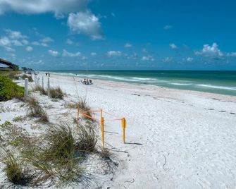 Gulf Breeze Condo Unit D - Bradenton Beach - Strand