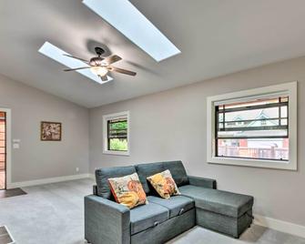 Quiet and Cozy Eureka Home Near Sequoia Park and Zoo! - Eureka - Sala de estar