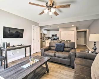Airy Townhome Close to Kayaking and Boating! - Kimberling City - Living room