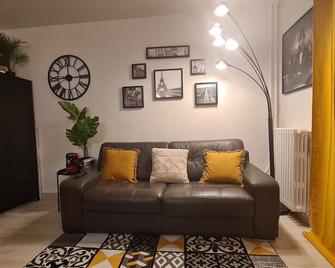 Emplacement exceptionnel et rare Paris Suresnes longchamp - Suresnes - Salon