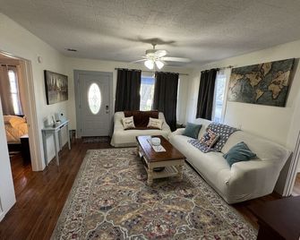 Cozy Retreat in Geronimo w/ 2 BD - Seguin - Wohnzimmer