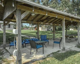 Vintage Lakefront 1-bedroom apartment at Villa Lotela in Avon Park - Apt. # 2 - Avon Park - Patio