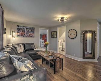 Lovely Pembroke Retreat w/ Beautiful Patio! - Oak Grove - Вітальня