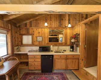 Coal Creek Mountain Lodge\nPREMIER mountain lodge with beautiful scenic views! - Darby - Kitchen