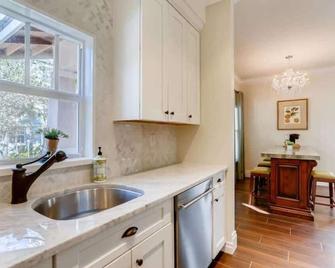 The Pink House - Bask in Style Steps from the Convention Center - West Palm Beach - Cocina
