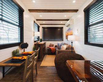 The Hacienda Beautiful New Container Home 12 min to Magnolia - Waco - Sala de estar