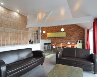 A Cosy Vintage Loft to Discover, Ideal for Exploring the Region by Bike - Clavier - Sala de estar