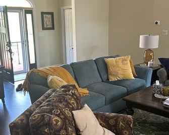 Beautiful home, close to restaurants, shopping, and Charlotte sporting events. - Monroe - Wohnzimmer