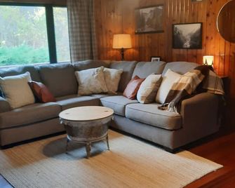 Log cabin style duplex on 150 acres of beautifully serene wooded farmland - Wellsville - Living room