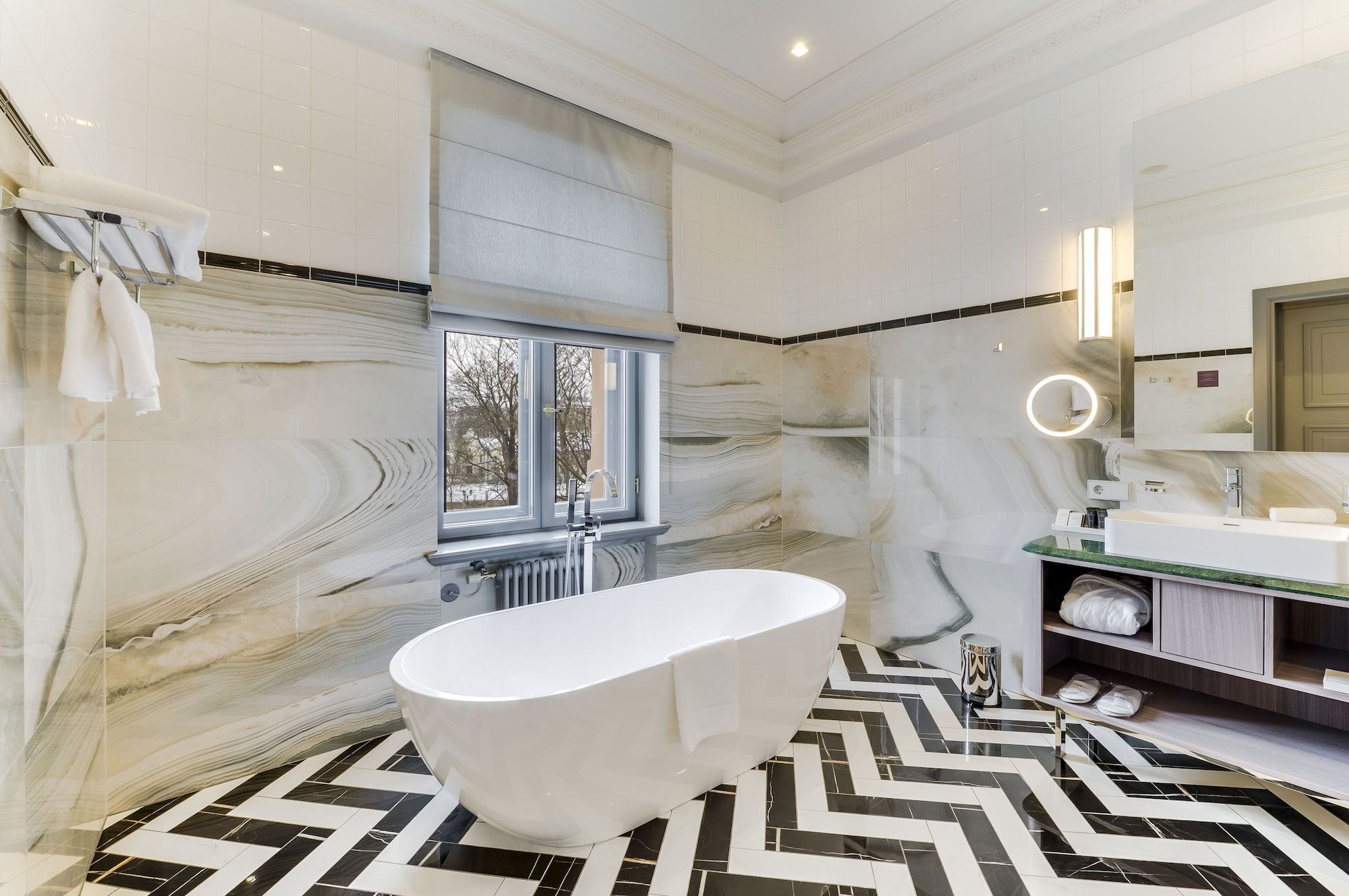 Bathroom view of Grand Poet Hotel By Semarah