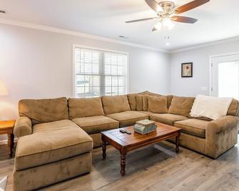 Cozy home with a modern kitchen, spacious living, serene bedrooms, and a private deck for relaxation - Radford - Soggiorno