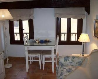 Apartamentos Boutique Doña Maria La Brava - Plasencia - Comedor