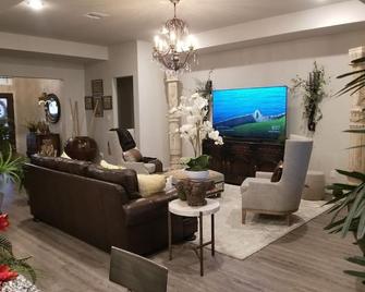 Perfect Retreat for Friends and Family - Cibolo - Living room