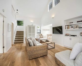 Modern Sonoma Home w Private Pool - Valley Vineyards - Healdsburg