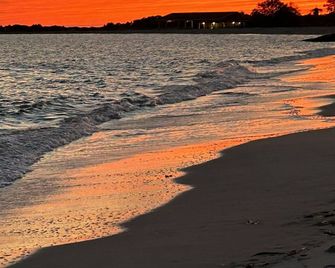 Charming ranch with 3 private beaches just steps away. Quiet street, back patio - New London - Beach