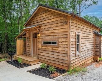 Tiny House with Fireplace, Tub & Shower Near Milledgeville Colleges - Milledgeville