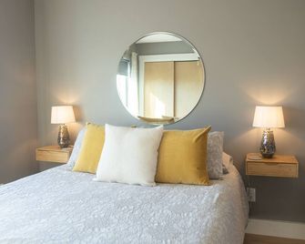 Modern & Sunny House Steps from the Promenade. Private Parking! - Portland - Bedroom