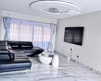3-bedroom house in charming Bulawayo with WiFi, AC. Start your adventure - Bulawayo - Living room