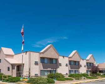 Super 8 by Wyndham Laramie - Laramie - Building