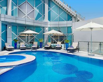 فندق سيتي سيزنز تاورز - دبي - حوض السباحة