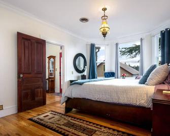 The Golden Parlor- Historic Victorian, Hot Tub - Grass Valley - Bedroom