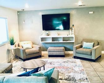 Beachy themed Home with Hot Tub & Fire Table - Henderson - Living room