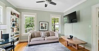 Stunning 5 Bdr Mansion,emory,cdc - Atlanta - Living room