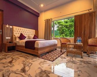 Hotel Rishikesh Grand by Kool Stays - Rishikesh - Slaapkamer