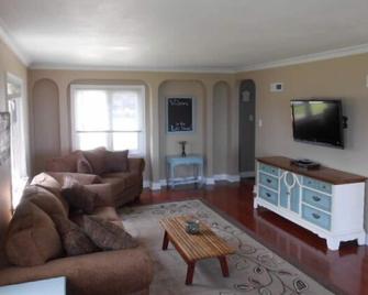 Remodeled Home On Lake Michigan - Sheboygan - Living room