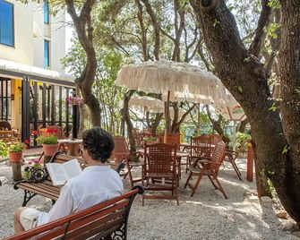 Hotel Villa Lo Scoglietto - San Vincenzo - Patio