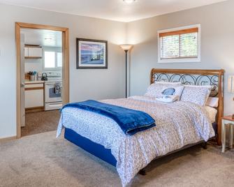 Cozy studio with partial ocean views and enclosed yard - dogs welcome - Gold Beach - Bedroom