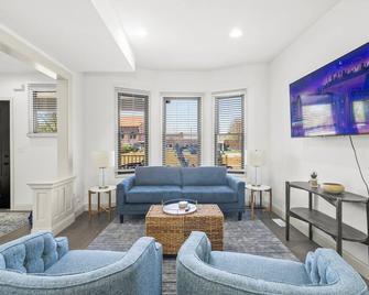 Historic Downtown Brownstone Completely Renovated! - Cedar Falls - Living room