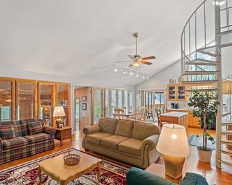 Clear Creek Escape: 4 Br, 2 Ba House In Jasper, Sleeps 12 - Jasper - Living room