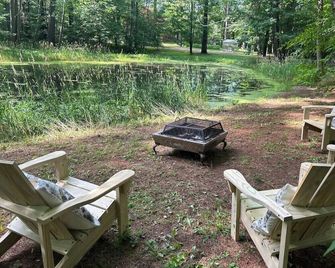 “The Office” tiny home at the Wooded Retreat - Pine City - Patio