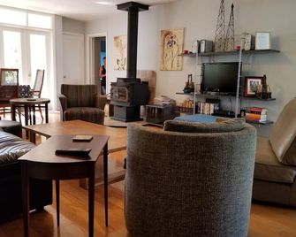 Retro Retreat: Cozy, Moderne, Affordable House in Wine Country. - Sonoma - Living room