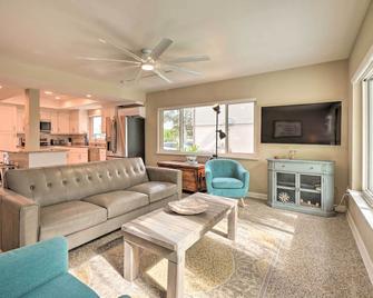 Pet-Friendly Waterfront Home - 2 Mi to Beach! - Tarpon Springs - Living room