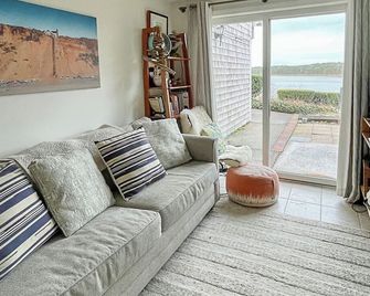 Cozy Condo with Water Views. Great Location. - South Wellfleet - Living room