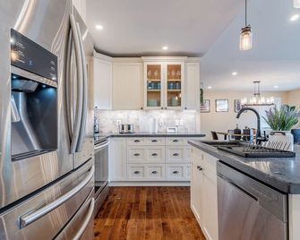 Muskoka cottage with pool - Huntsville - Kitchen