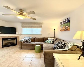 Stone Harbor NJ Charming 2 bedroom 1st floor duplex on quiet south end. - Stone Harbor - Sala de estar