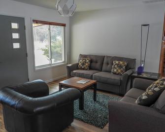 Ideal Getaway For Nature Lovers! - East Tawas - Living room