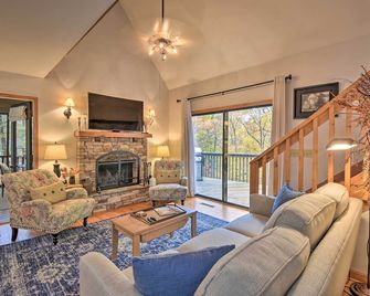 Big Canoe Cabin With Mountain View, Hiki - Jasper - Living room