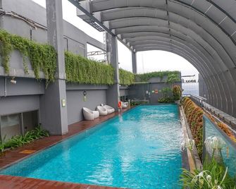 Best Choice Modern 2br L'avenue Apartment - Jakarta - Pool