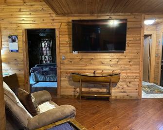 Cedar Lodge is quaint rustic lodge with modern amenities. Relaxing and warm! - El Dorado Springs - Sala de estar