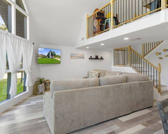 Coastal family gaming retreat with pool table, hot tub, arcades - pet welcome - Hudson - Sala de estar
