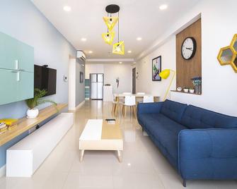 Christina's 3br Gorgeus Home With Rooftop Pool - Ho Chi Minh City - Living room