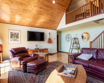 Grande Dame - She is big and beautiful! Perfect for your next lakeside group getaway! - Lodi - Sala de estar
